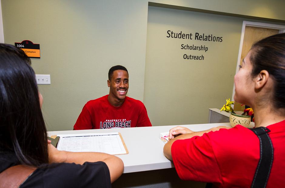 LBCC students chatting with Scholarships staff in building A front desk