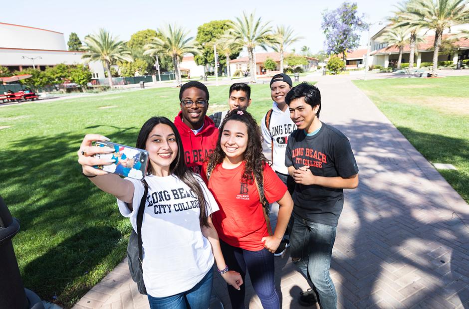 LBCC Students taking group photo at E quad