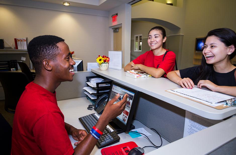 LBCC students applying for student loan