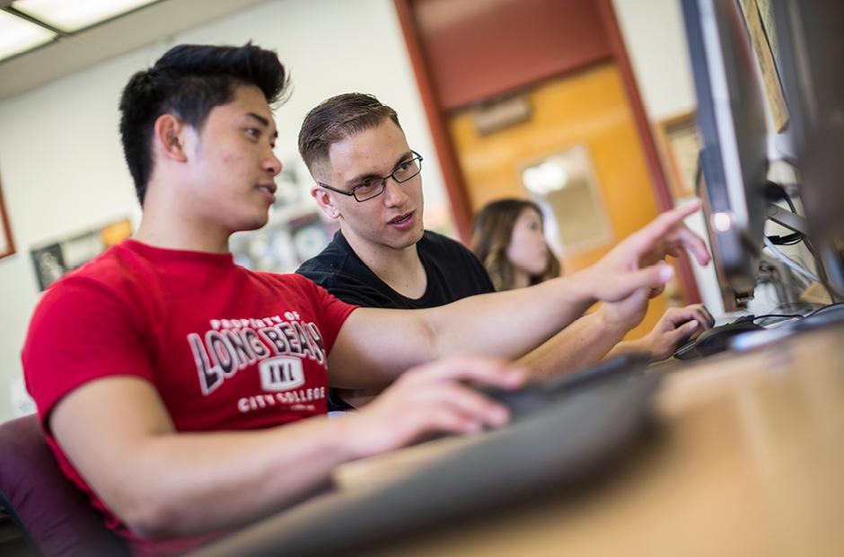 LBCC students ordering transcript in computer lab