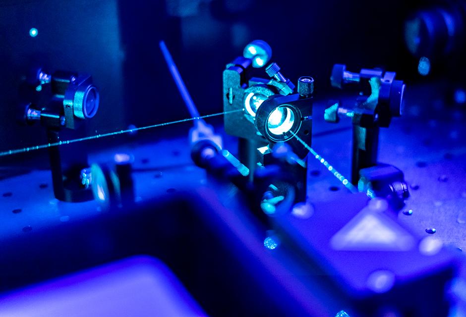 laser reflect on optic table un quantum laboratory